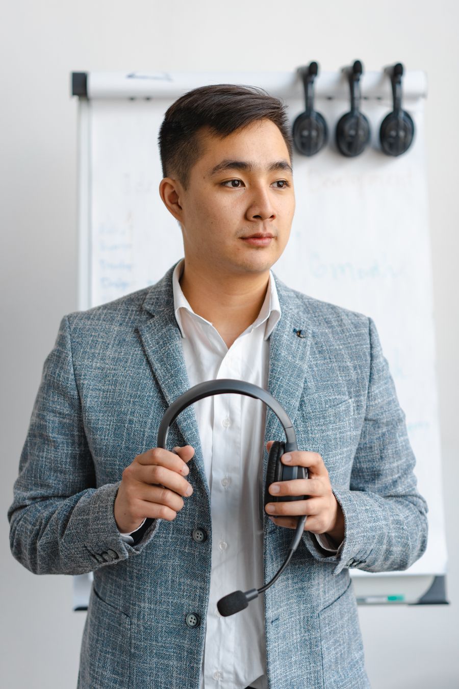 Technicien de soutien informatique avec casque d'ecoute
